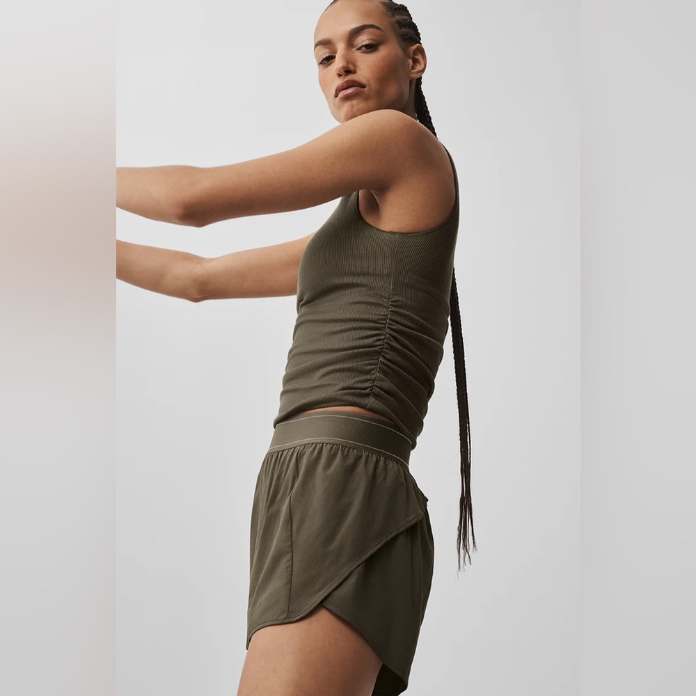 Alo Yoga Ribbed En Pointe Tank Olive Tree S - Picture 4 of 9